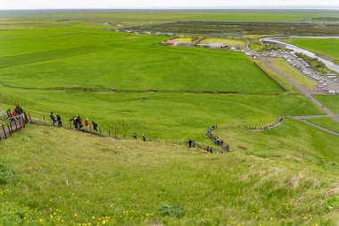 Skogar, İzlanda - 06.21.2023: İzlanda 'daki Skogafoss Şelalesi' ne çıkan insanlar