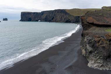 Reynisfjara İzlanda 'daki siyah kumsal