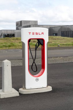 Hvolsvollur, İzlanda - 06.221.2023: Hvolsvollur, İzlanda 'daki Tesla Superşarj istasyonu