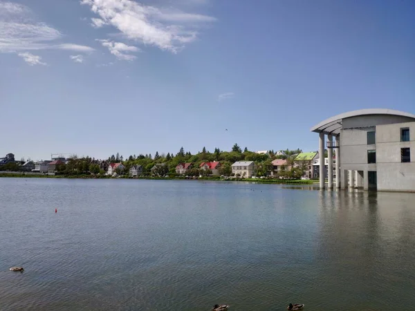 冰岛的Tjornin湖和Reykjavik市政厅 — 图库照片