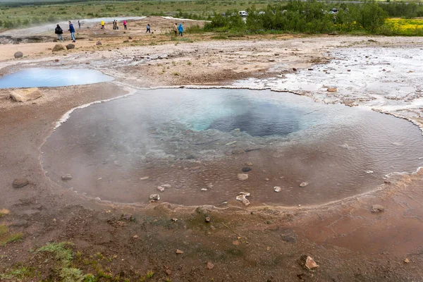 冰岛Haukadalur山谷的两个Blesi温泉池 — 图库照片