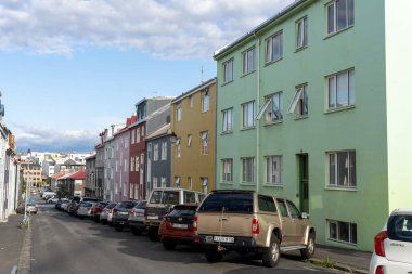 Reykjavik, İzlanda - 06.21.2023: Reykjavik, İzlanda 'da renkli evler