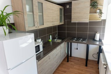 Küçük bir mutfağın içinde.