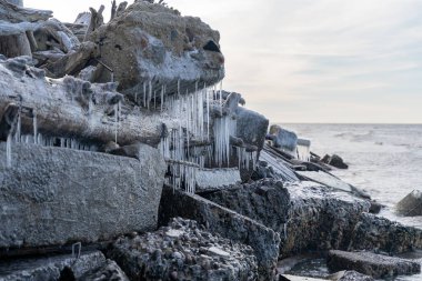Buz kaplı kaya yatağı. Buz saçakları sarkıyor