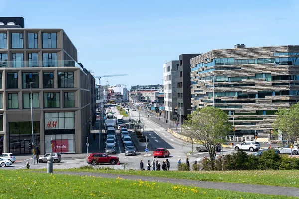 Reykjavik, İzlanda - 06.21.2023: Reykjavik, İzlanda 'daki Arnarholl tepesinden Geirsgata' ya bakın