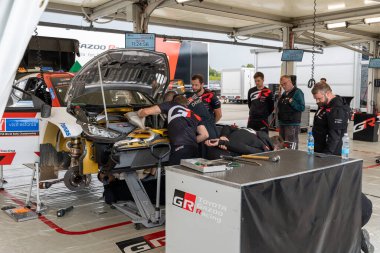 Tartu, Estonya - 07.20.2023: Takamoto Katsuta ve Aaron Johnston WRC arabaları WRC Rallisi Estonya 2023 hizmet parkı