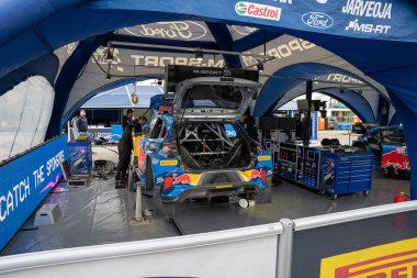 Tartu, Estonya - 07.20.2023: Ott Tanak ve Martin Jarveoja WRC arabaları WRC Rallisi Estonya 2023 hizmet parkı