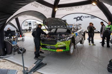 Tartu, Estonya - 07.20.2023: WRC Rallisi 'nde Oliver Solberg ve Elliott Edmondson WRC arabası