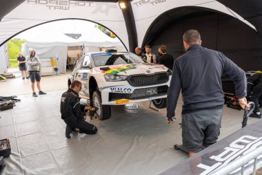 Tartu, Estonya - 07.20.2023: Bruno Bulacia ve Axel Coronado Jimenez WRC arabaları WRC Rallisi Estonya 2023 hizmet parkı