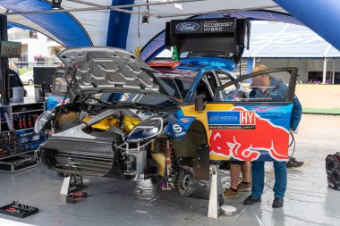 Tartu, Estonya - 07.20.2023: Pierre-Louis Loubet ve Nicolas Gilsoul WRC arabaları WRC Rallisi Estonya 2023 hizmet parkı