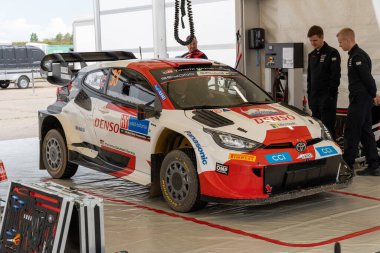 Tartu, Estonya - 07.20.2023: Elfyn Evans ve Scott Martin WRC arabaları WRC Rallisi Estonya 2023 hizmet parkı
