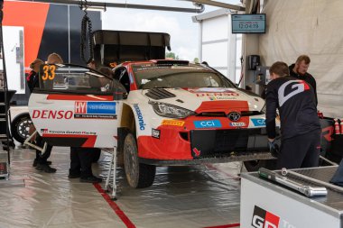 Tartu, Estonya - 07.20.2023: Elfyn Evans ve Scott Martin WRC arabaları WRC Rallisi Estonya 2023 hizmet parkı