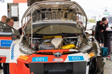 Tartu, Estonya - 07.20.2023: Elfyn Evans ve Scott Martin WRC arabaları WRC Rallisi Estonya 2023 hizmet parkı