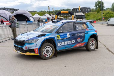 Tartu, Estonya - 07.20.2023: Egon Kaur ve Jakko Viilo WRC arabaları WRC Rallisi Estonya 2023 hizmet parkı