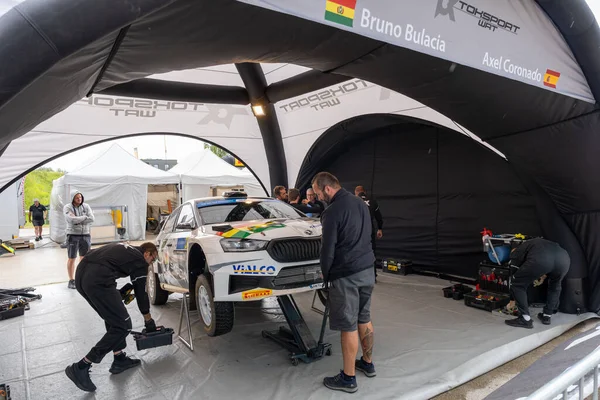 Tartu, Estonya - 07.20.2023: Bruno Bulacia ve Axel Coronado Jimenez WRC arabaları WRC Rallisi Estonya 2023 hizmet parkı