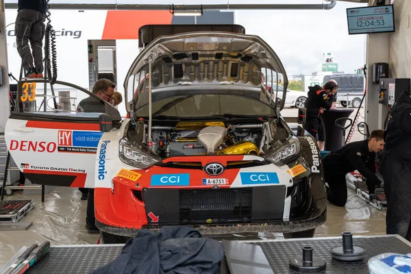 Tartu, Estonya - 07.20.2023: Elfyn Evans ve Scott Martin WRC arabaları WRC Rallisi Estonya 2023 hizmet parkı