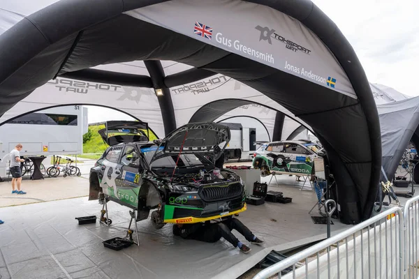 Tartu, Estonya - 07.20.2023: Gus Greensmith ve Jonas Andersson WRC Rally Estonya hizmet parkı 2023