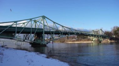 Liepaja 'da kışları kanal üzerinde yeşil metal köprü (Karostas eğiliyor)