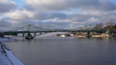 Liepaja 'da kışları kanal üzerinde yeşil metal köprü (Karostas eğiliyor)