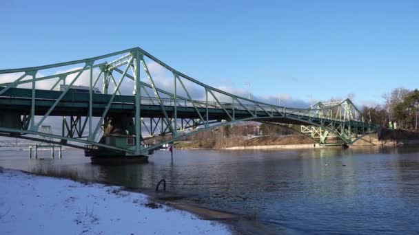 Puente Metálico Verde Inclinaciones Karostas Sobre Canal Invierno Liepaja — Vídeos de Stock
