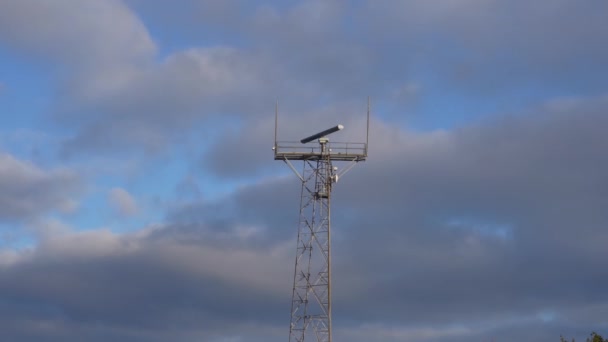 Torre Com Sistema Radar Vigilância Costeira Rotativo Vários Equipamentos Comunicação — Vídeo de Stock