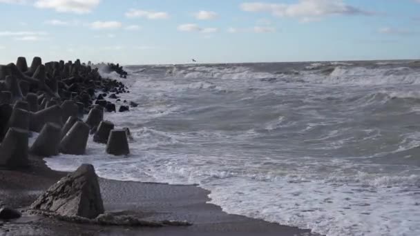 Waves Crashing Breakwater Consisting Gray Concrete Tetrapods Liepaja Latvia Liepjas — Stock Video