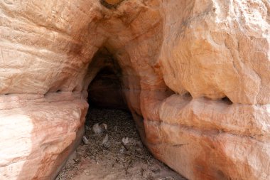 Veczemju Kliniği (Veczemju uçurumları) Tuja, Letonya yakınlarındaki Baltık Denizi 'nde. Kum taşı kayalıkları olan güzel deniz kıyısı