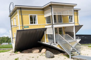 Tartu, Estonya 'daki Tepetaklak Ev' in (Tagurpidi Maja) dışı