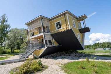 Tartu, Estonya 'daki Tepetaklak Ev' in (Tagurpidi Maja) dışı