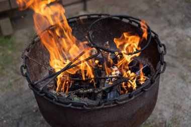 Yanan odunlu barbekü ızgarası.