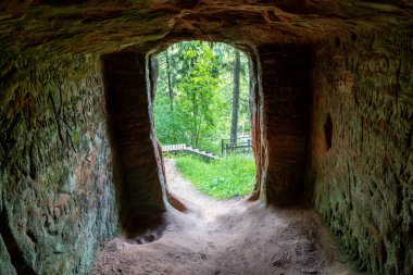 Litvanya 'nın Ligatne kentindeki Anfabrika Kayalıkları' ndaki mahzenler