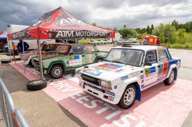 Tartu, Estonya - 07.20.2023: Einar Visnapuu ve Kaljumae karşıtı araba WRC Rallisi Estonya 2023 hizmet parkı