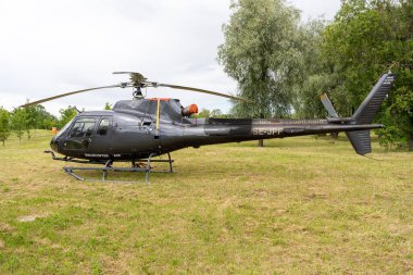 Tartu, Estonya - 07.20.2023: Eurocopter AS350 Ecureuil veya Airbus Helikopterleri Tartu, Estonya 'da sergileniyor