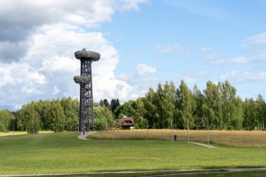 Rouge, Estonya - 07.24.2023: Pesapuu gözlem kulesi (Rouge Oobikuoru vaatetorn Pesapuu), Estonya