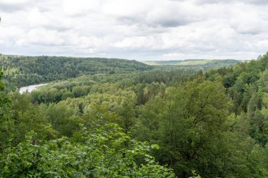 Sigulda, Letonya 'daki Gauja Vadisi üzerinde Paradizes Kalns veya Gleznotajkalns' dan görüntü