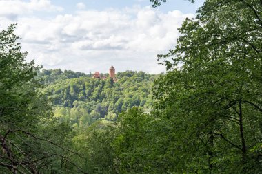 Paradizes Kalns veya Gleznotajkalns 'dan Sigulda, Letonya' daki Gauja Vadisi ve Turaida Kalesi 'nin görüntüsü