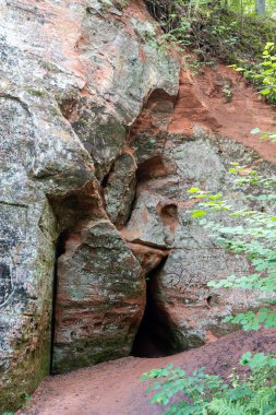 Gauja Ulusal Parkı, Sigulda, Letonya 'daki Krauklu aiza un ala' daki (Raven 's Ravine and Cave) kum taşı kayalıkları