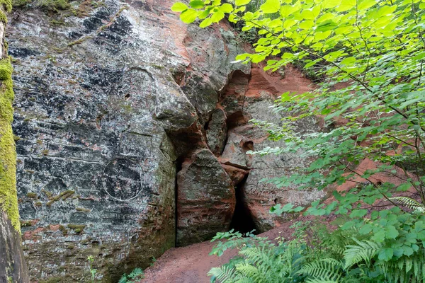 Falaises Grès Krauklu Aiza Ala Ravin Grotte Corbeau Dans Parc — Photo