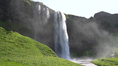 Seljalandsfoss şelalesinin yavaş çekim sahnesi yazın İzlanda 'da