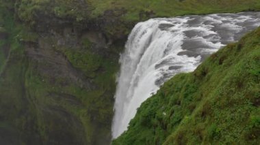 İzlanda 'daki Skogafoss Şelalesi