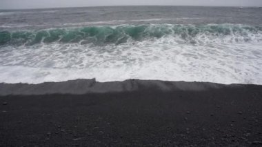 İzlanda 'da Reynisfjara Kara Kum Sahili' ne vuran dalgalar