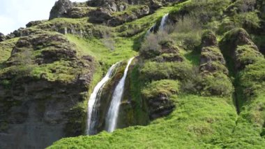 Yazın İzlanda 'da Seljalandsfoss şelalesinin yanında küçük bir şelale.