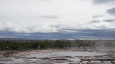 İzlanda - 06.30.2023: Strokkur gayzer püskürmesi