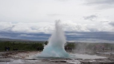 İzlanda - 06.30.2023: Strokkur gayzer püskürmesi