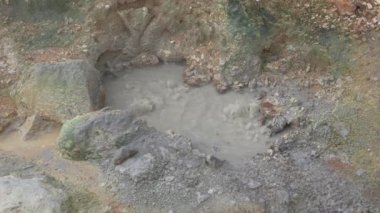 Seltun Jeotermal Bölgesi, Krisuvik, İzlanda 'daki Reykjanes Yarımadası' nın kızgın sülfür pınarı.