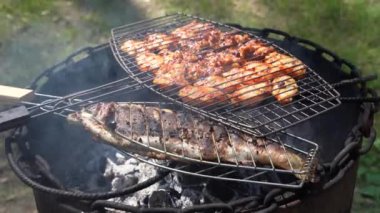 Tavuklu ızgara ve ızgara balık.