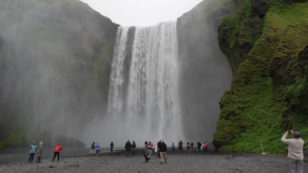 冰岛Skogar 2023 游客在冰岛Skogafoss瀑布拍照的慢镜头 — 图库视频影像