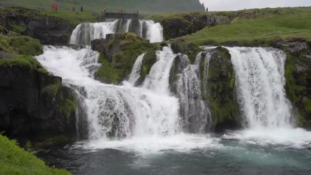 Slow Motion Shot Van Kirkjufellsfoss Waterval Ijsland Zomer — Stockvideo
