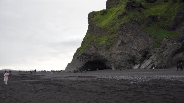 Reynisfjara Black Sand Beach Iceland 2023 Туристы Базальтовых Колоннах Пляже — стоковое видео
