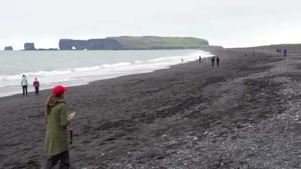 Reynisfjara Black Sand Beach Islândia 2023 Pessoas Andando Reynisfjara Black — Vídeo de Stock